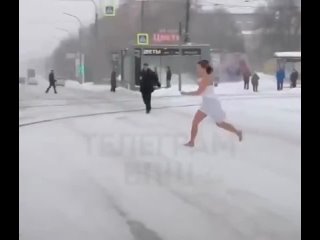 free странная полуголая баба в простыне hd