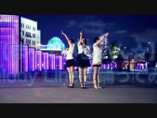 free трио японок танцуют на потрясающем фоне города hd