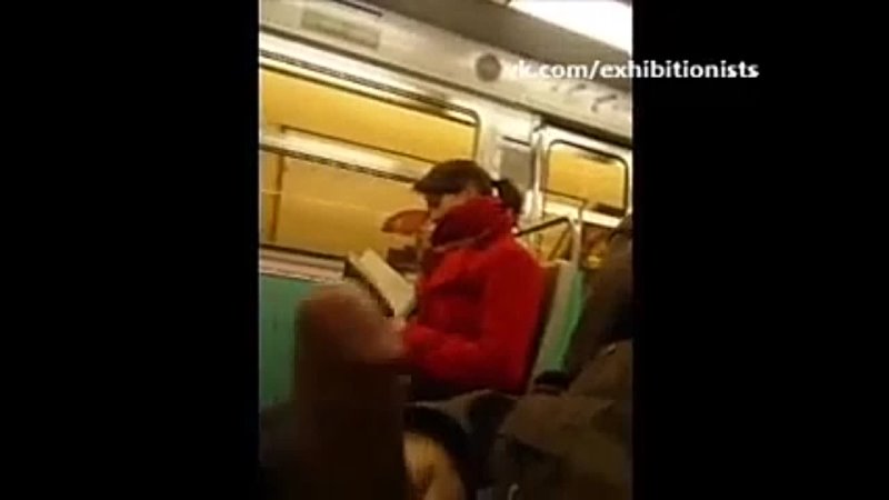 free и снова безумный африканец со своим огромным членом дрочит перед девушками в метро hd