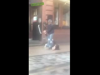 free пьяные девушки пытаются разобраться с парнем возле ночного клуба hd