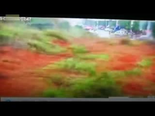 free машины уползли в китае массивный оползень накрыл припаркованные автомобили к такому владельцев машин жизнь точно не hd