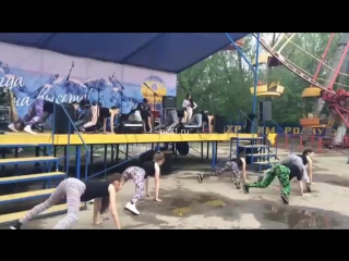 free в чебоксарах школьницы повторили провокационный тверк оренбургских пчелок молодые девочки исполнили групповой танец hd