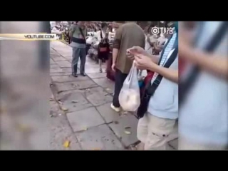 free маленький мальчик встал на защиту своей семьи с огромной железной палкой hd