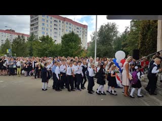 free ученики начальной школы заходят в школу на 1й урок 20190902 121941 hd