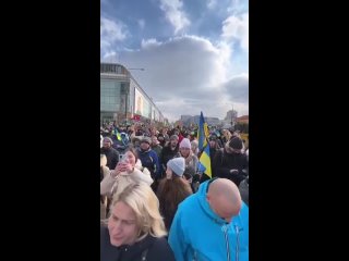 free украинцы и поляки вместе вышли на улицы варшавы потребовать закрытия неба над украиной hd