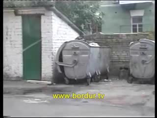 free скрытая камера бомж в мусорном баке поспать не дают hd