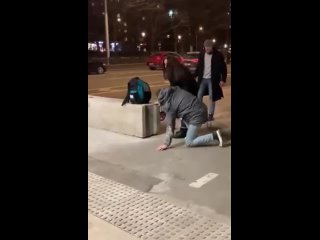 free вчера вечером пьяный каазец жестоко избил парня с девушкой прямо hd