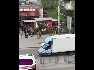 free днепропетровские военкомы решили отловить добровольцев в только что открывшемся макдональдсе hd