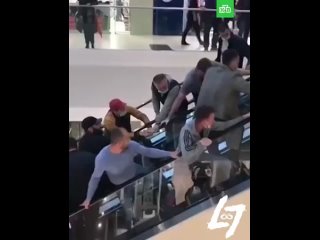 free люди на эскалаторе спасли ребенка которому зацепило рукав hd