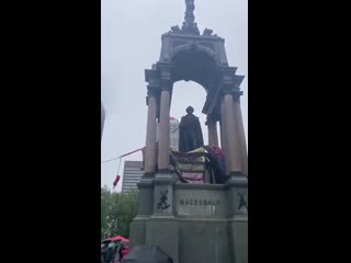 free blm разрушили статую первого премьер министра канады джона макдональда в монреале hd