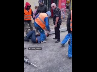 free мужчина пытался украсть отбойник у бригады рабочих в харькове но гениальный план провалился hd