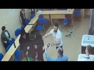 free мужчина который пытался залить зелёнкой бюллетени в екатеринбурге заявил что стал жертвой развода мошенники обещали hd
