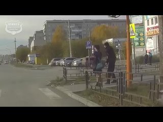 free извращенец в городе незаметно фоткает под юбками у женщин извращенца случайно сняла на видеорегистратор одна hd