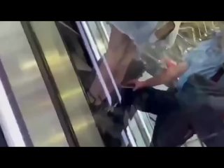 free охранник в аэропорту шереметьево на эскалаторе пытался незаметно снять под юбкой у пассажирки hd