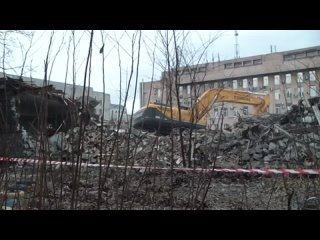 free 20 02 14 аракчеевские экскаватор фирмы размах сносит стену во дворе дом трясется пыль hd