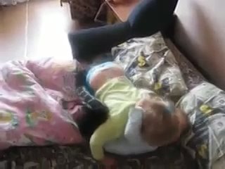 free мальчик девочку целовать хочет а та ему не разрешает или только один поцелуй смотреть всем hd