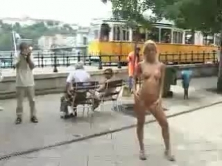free абсолютно голая модель в центре будапешта hd