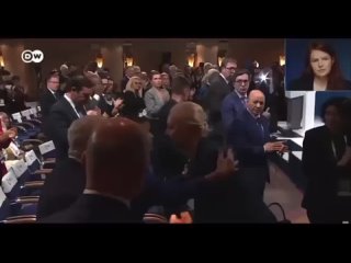 free после своего долгого выступления юлия навальная подошла к нэнси пелоси поцеловала ее и улыбаясь hd