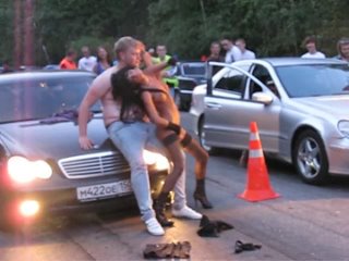 free красивая длиноногая брюнетка на улице при всех раздевается до голова и соблазняет какого то пассажира hd