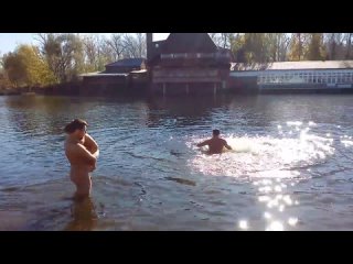 free молодые на зимнем пляже первое в жизни купание малышки hd