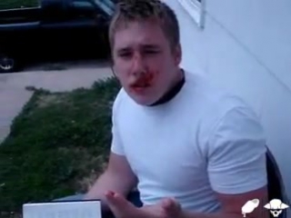 free девушка обмазала тампон и провела по лицу парняи сказала что это месячные d hd